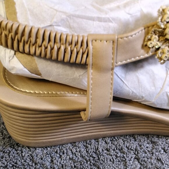 Womens Beaded Wedge Sandals Size US 10 Beige Rhinestone Floral Slingback Boho - Picture 5 of 11